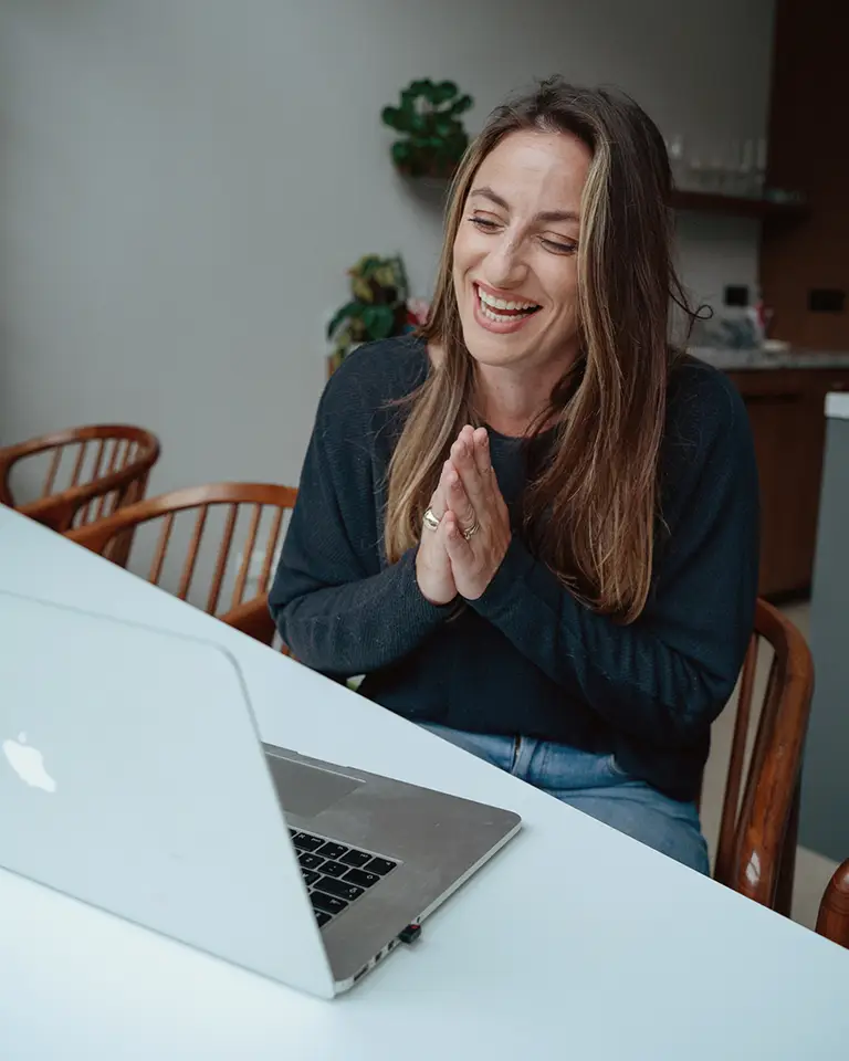 Alice in animated conversation online